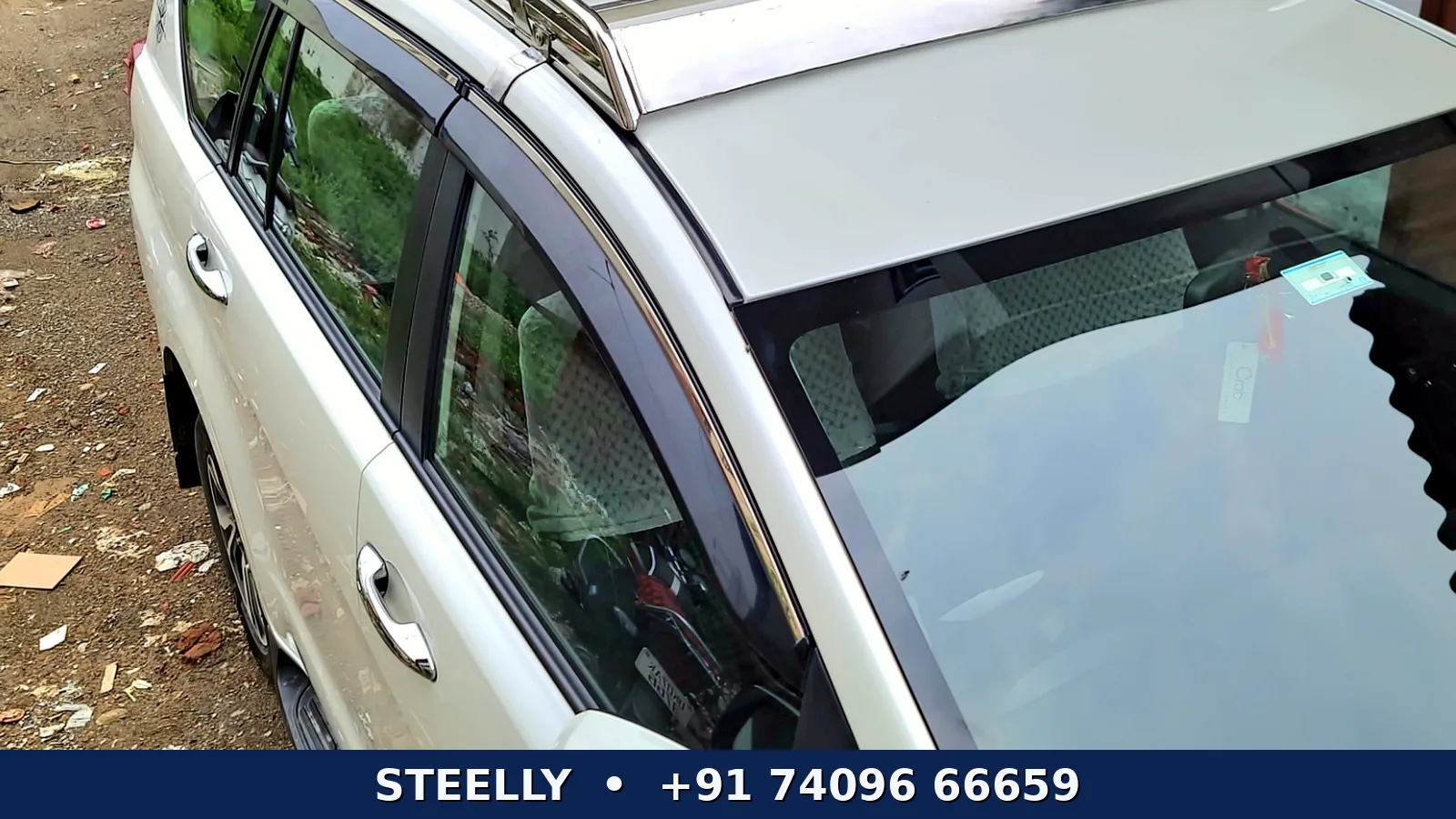 Car roof luggage carrier fitted on a taxi in Dehradun